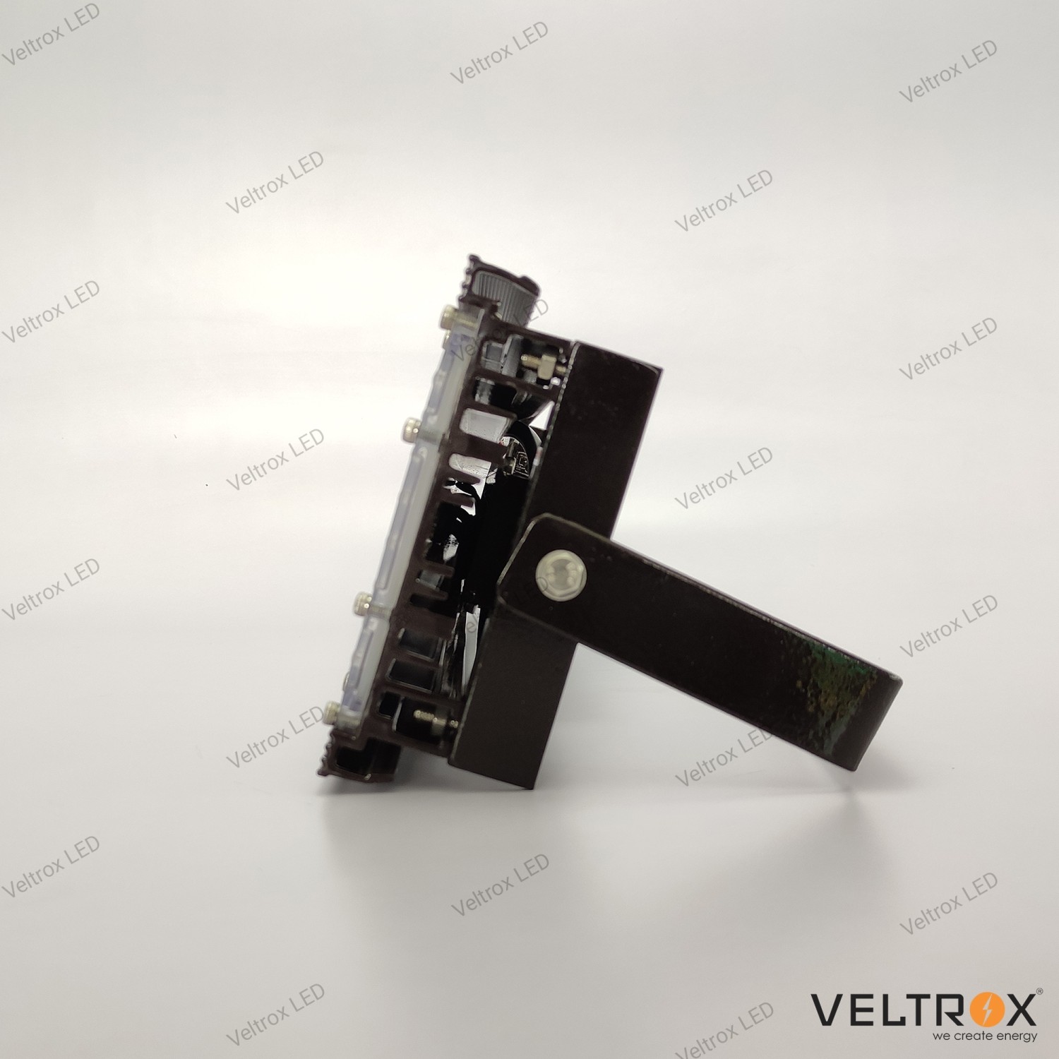 Veltrox 150 W Cool White IP67 10 kV 7000 Lumen VLT-FL-150-WH LED Flood Lights_2