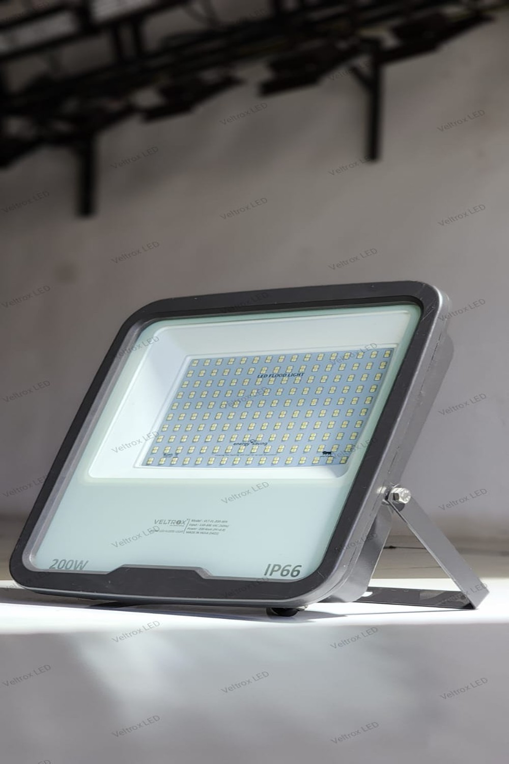 Veltrox 200 W White IP66 10 kV 28000 Lumen VLT-GFL-200-WH LED Flood Lights_2