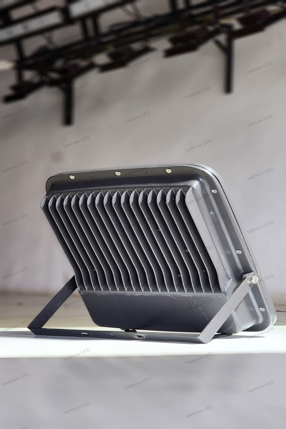 Veltrox 200 W White IP66 10 kV 28000 Lumen VLT-GFL-200-WH LED Flood Lights_3