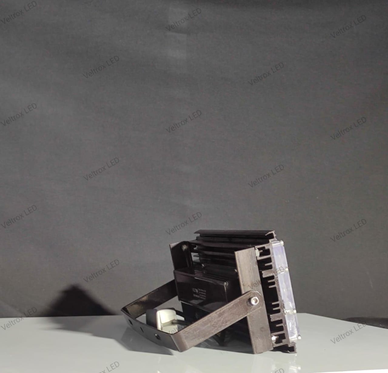 Veltrox 120 W White IP66 10 kV 16800 Lumen VLT-STD-120-WH-60 LED Flood Lights_1