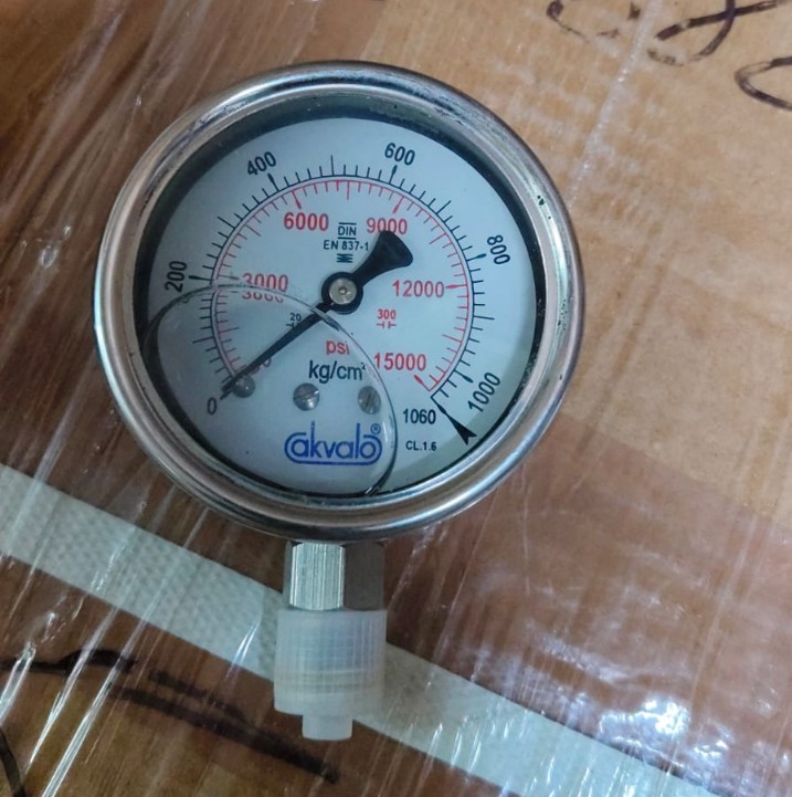 Wika 0-1000 bar Glycerine filled Pressure Gauge 6 in_2